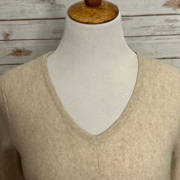 Sutton Studio cream V-neck cashmere sweater - Picture 2 of 5